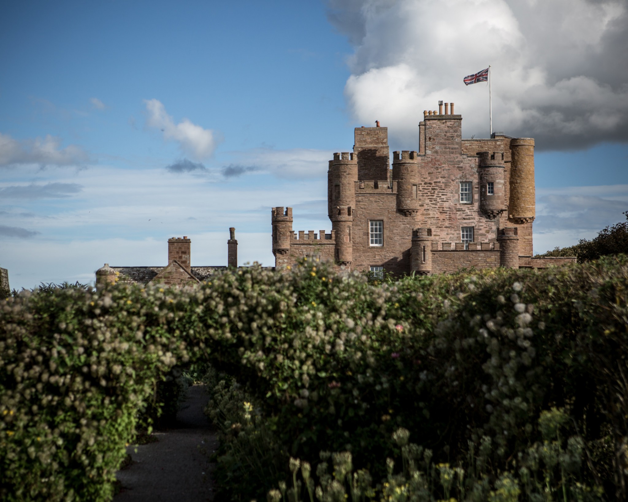 Image of the castle of mey with surrounding garden